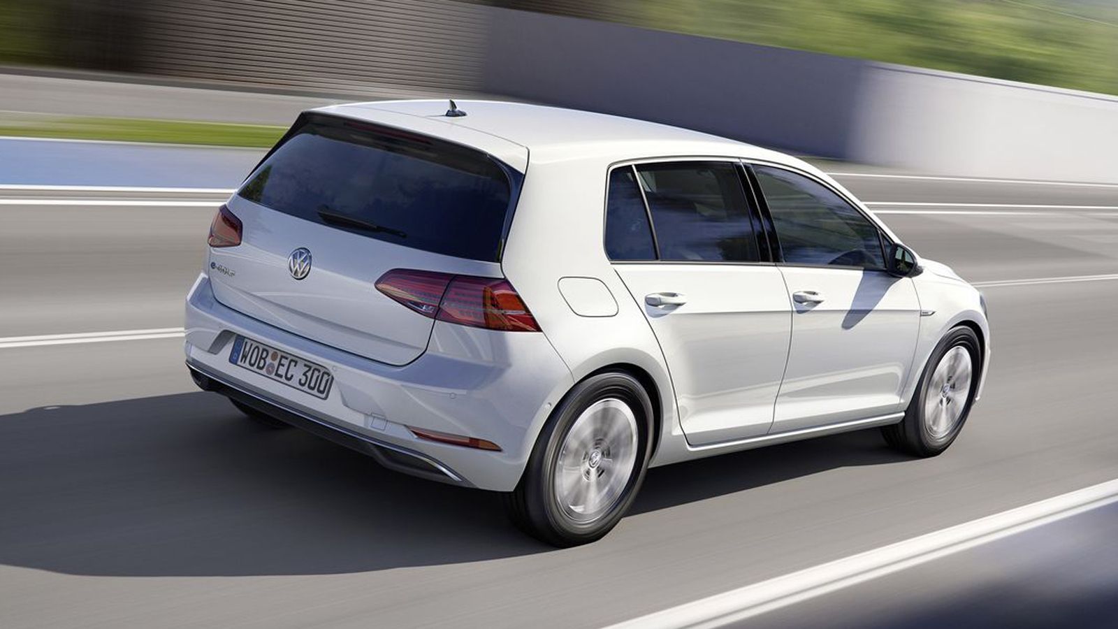 Tο ανανεωμένο VW e-Golf έχει βελτιωμένη αυτονομία σχεδόν κατά 50%, καθώς εφεξής θα μπορεί να κάνει όχι 130 χλμ. που έκανε πριν με μία φόρτιση, αλλά 20